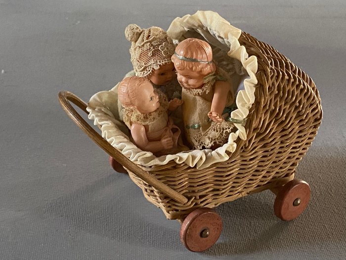 Image 3 of diverse merken - miniature doll pram with three dolls - 1920-1929 - Germany