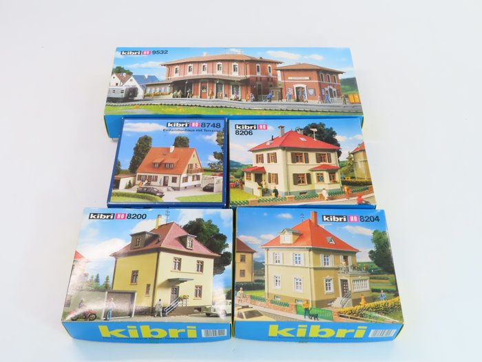 Preview of the first image of Kibri H0 - 9536 - Scenery - Building kit set consisting of a station and 4 different houses.