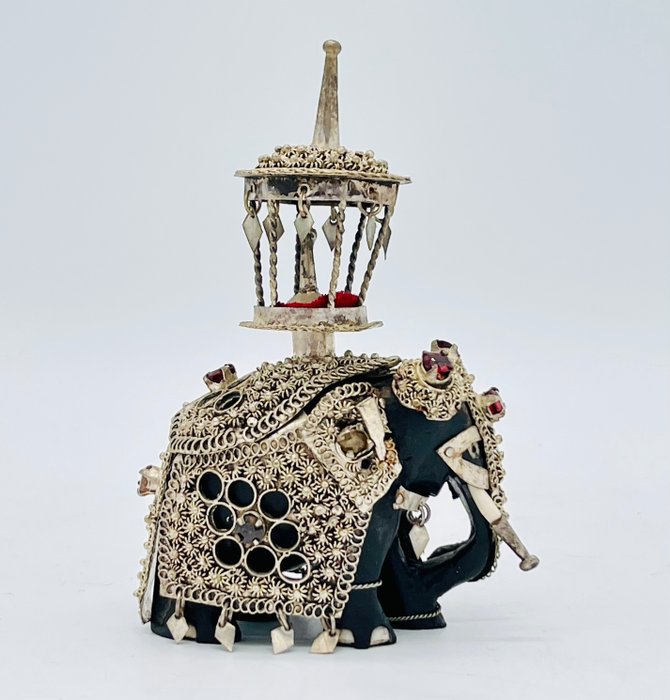 镶有宝石的银包康提大象 - 银, 骨, 乌木 - 66 g - 斯里兰卡 - 20世纪上半叶        