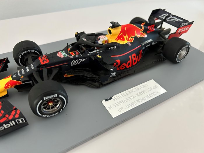 Preview of the first image of Spark - 1:18 - Max Verstappen GP England 2019 - James Bond versie 007- RB15.