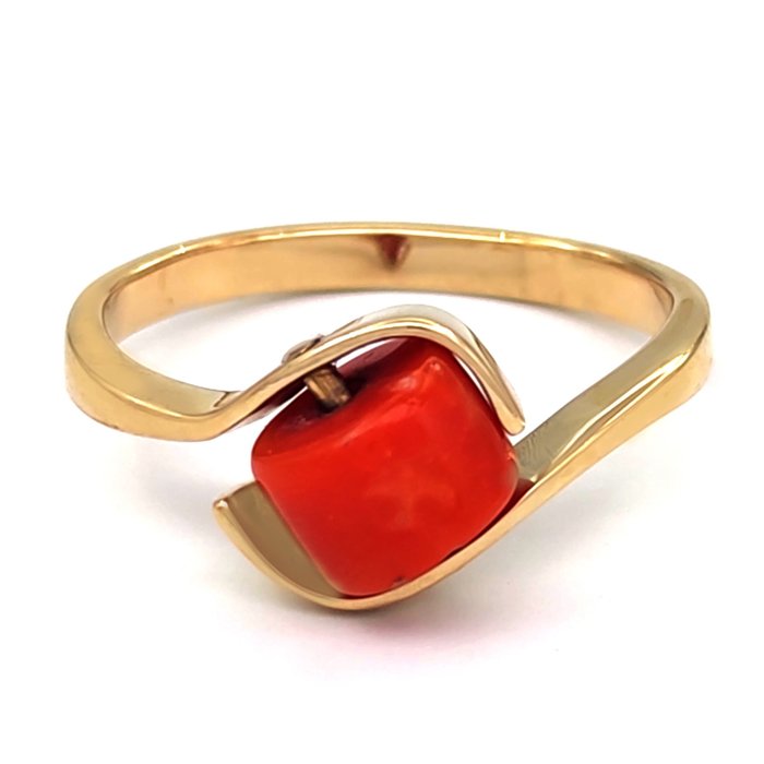 Preview of the first image of 18 kt. Yellow gold - Ring - Mediterranean red coral measuring 5.08 x 7.88 mm.