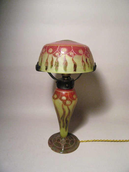 Preview of the first image of Le Verre Français, Verreries Schneider - cameo glass lamp decor 'Gui'.