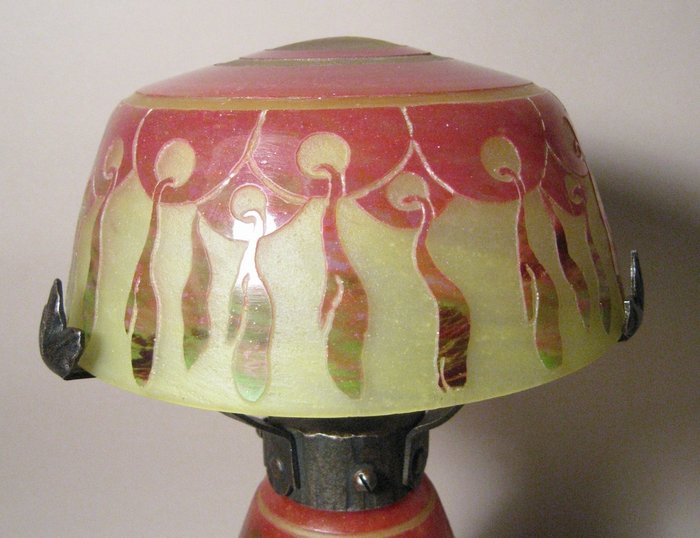 Image 2 of Le Verre Français, Verreries Schneider - cameo glass lamp decor 'Gui'