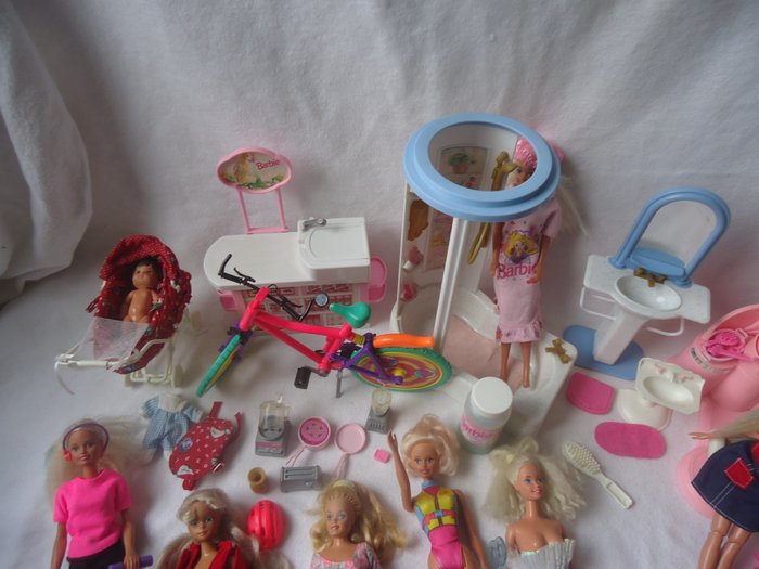 Image 3 of Mattel, Simba Toys et Hasbro - 9 Dolls and Accessories - Barbie and Sindy - 1980-1989