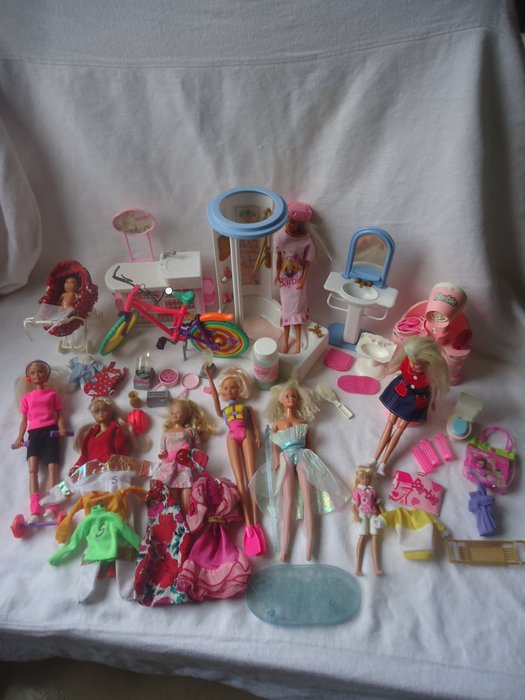 Image 2 of Mattel, Simba Toys et Hasbro - 9 Dolls and Accessories - Barbie and Sindy - 1980-1989
