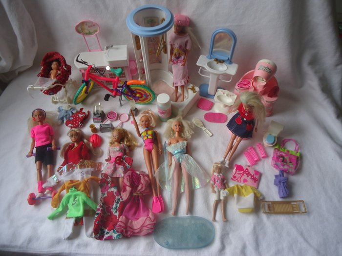 Preview of the first image of Mattel, Simba Toys et Hasbro - 9 Dolls and Accessories - Barbie and Sindy - 1980-1989.