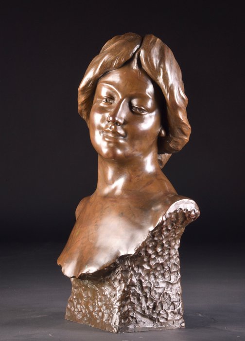 Preview of the first image of Arthur Puyt (1873-1955) - Beautiful bronze female bust (1).