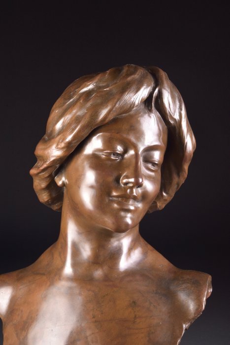 Image 2 of Arthur Puyt (1873-1955) - Beautiful bronze female bust (1)