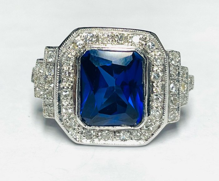 Preview of the first image of Platinum - Ring - 4.20 ct Sapphire - Diamonds.