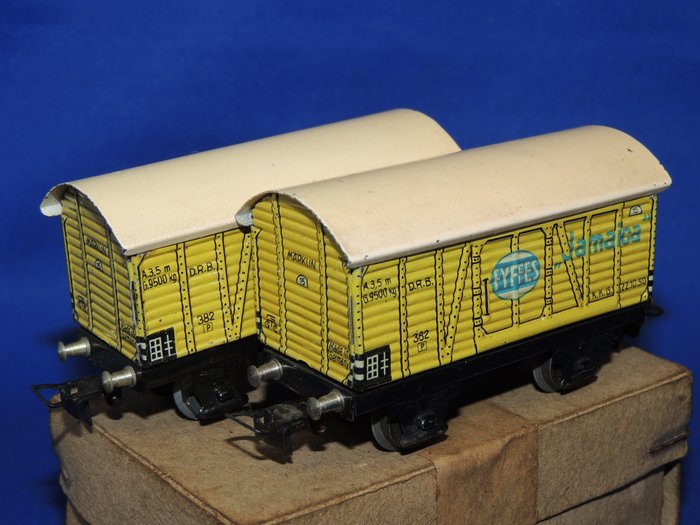 Preview of the first image of Märklin H0 - 382.7 - Freight carriage - 2x banana wagon - DR (DRB).