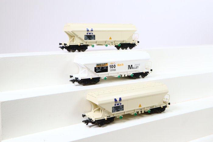 Preview of the first image of Märklin H0 - 46323 - Freight wagon set - Three silo wagons - SBB, SNCF.