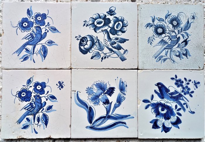 6 antike blaue Delfter Kacheln mit Blumen mit Vögeln, Schmetterlingen und Bienen. - Töpferware