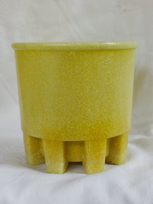 Image 3 of A.D. Copier - Glasfabriek Leerdam - Art Deco graniver yellow cactus pot (height 9.9 cm diameter top