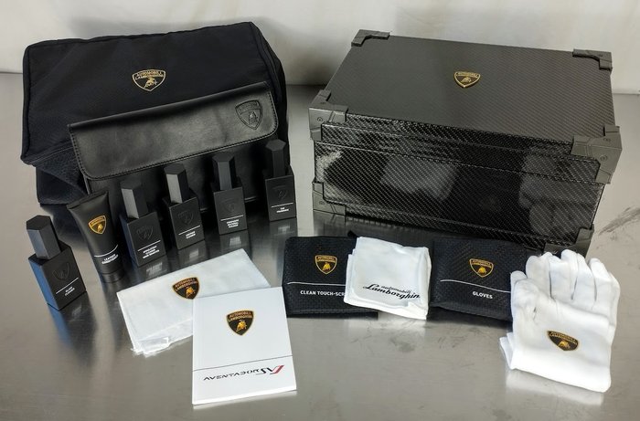 Image 2 of Accessory - Lamborghini Aventador SVJcoffret luxe pour montres en fibre de carbone - Lamborghini