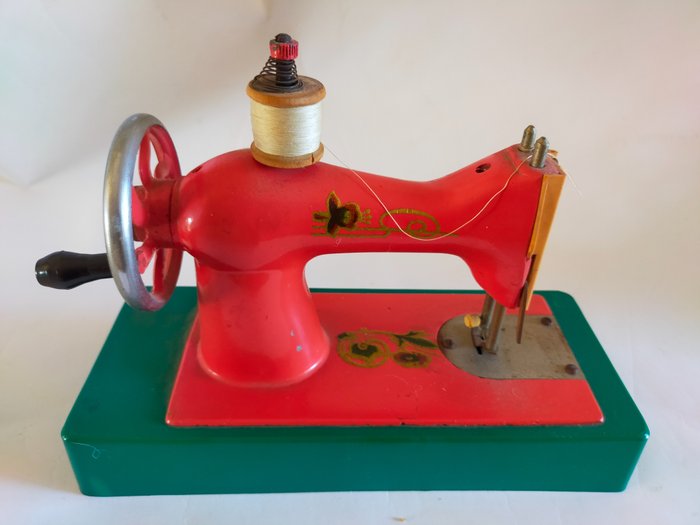 Preview of the first image of Brand Unknown - Children's sewing machine 3MU - 1960-1969 - Russia.