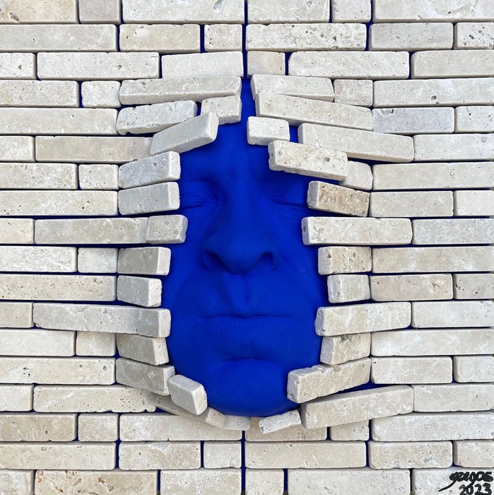 Preview of the first image of Gregos (1972) - Blue breath behind bricks.