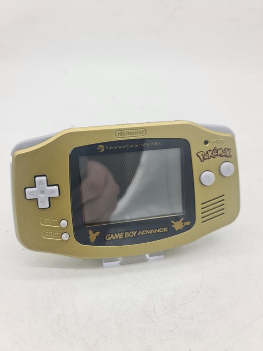 Nintendo Gameboy Advance GBA Gold with POKEMON CENTER NEW YORK (new housing) serial# +games & cover Gameboy Advance - Set van spelcomputer + games
