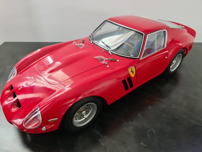 Centauria hachette - 1:8 - Ferrari 250 GTO + Enzo Ferrari figure scale 1/8
