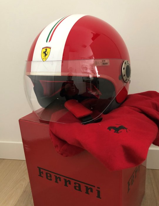 Clothing - Ferrari Rosso Helm (Made in Italy) - Ferrari - Catawiki