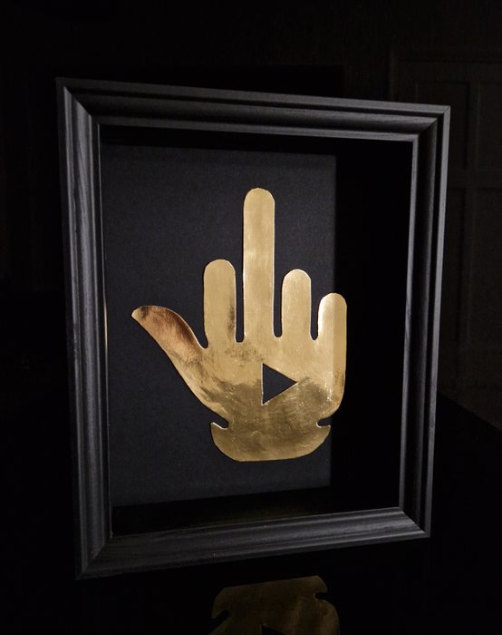 雕塑, No reserve price - unique 23ct gold middle finger - 25 cm - 框架内带有 COA - 2019