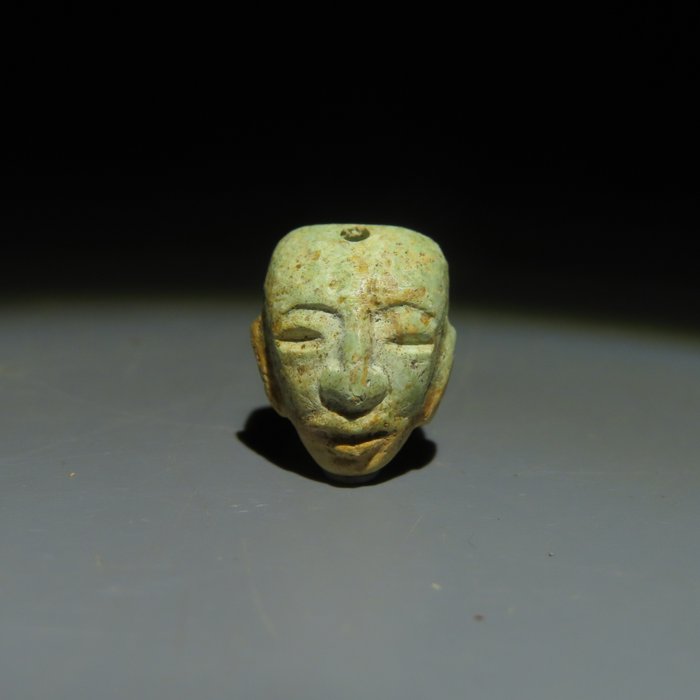 Teotihuacán, México Turkis Maske vedhæng. 3.-7. århundrede e.Kr. 1,4 cm L. Med spansk importlicens