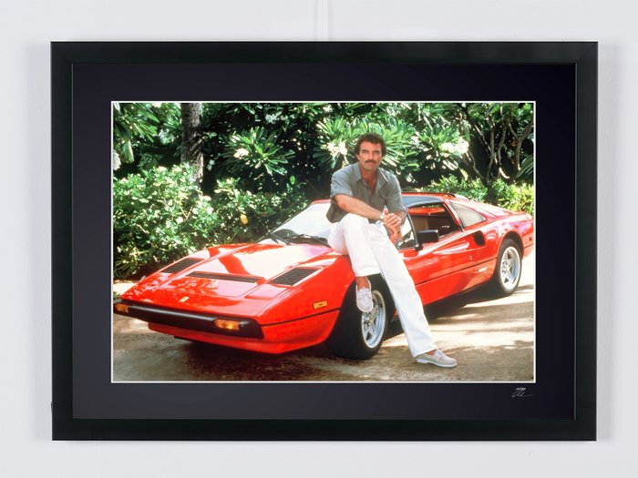 Magnum, P.I. - Classic TV - Tom Selleck (Thomas Magnum) and his Ferrari 308 GTS - Fine Art Photography - Luxury Wooden Framed 70X50 cm - Limited Edition Nr 02 of 30 - Serial ID 30120 - - Original Certificate (COA), Hologram Logo Editor and QR Code