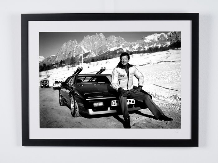 James Bond 007: For Your Eyes Only, Roger Moore and his Lotus Esprit S1 - Fine Art Photography - Luxury Wooden Framed 70X50 cm - Limited Edition Nr 03 of 30 - Serial ID 30024 - - Original Certificate (COA), Hologram Logo Editor and QR Code
