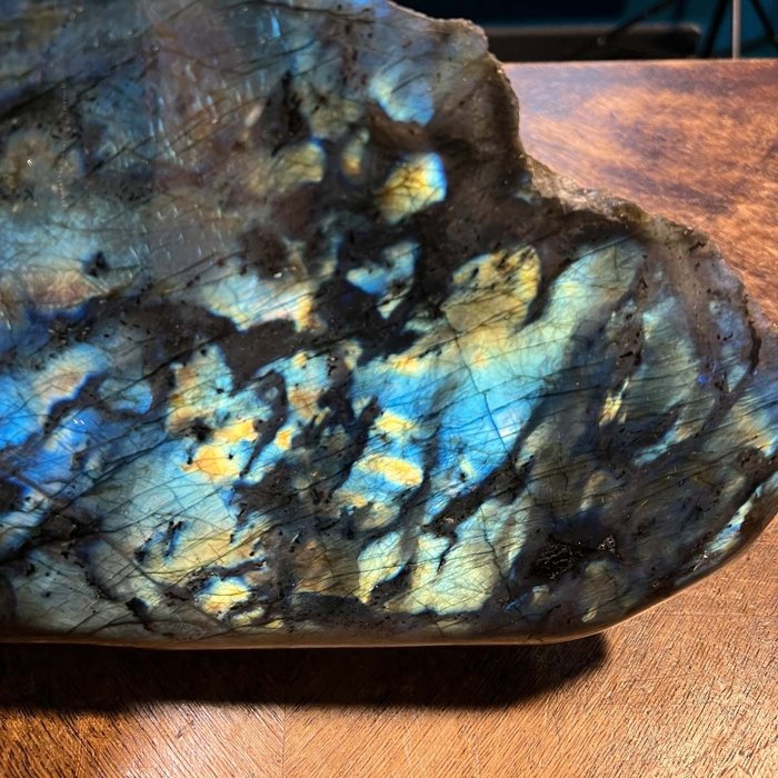 Polsk forside, naturlig bagside Stor blok af labradorit - 350×330×100 mm - 14500 g