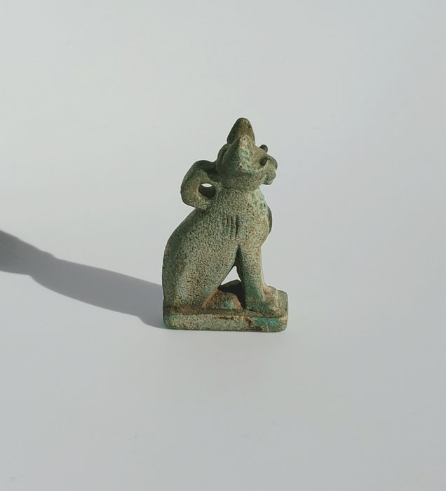 Het oude Egypte, Grieks-Romeinse periode Faience amulet van een kat.  (  mooi gedetailleerd  ) – (3.6×1×2.2 cm)