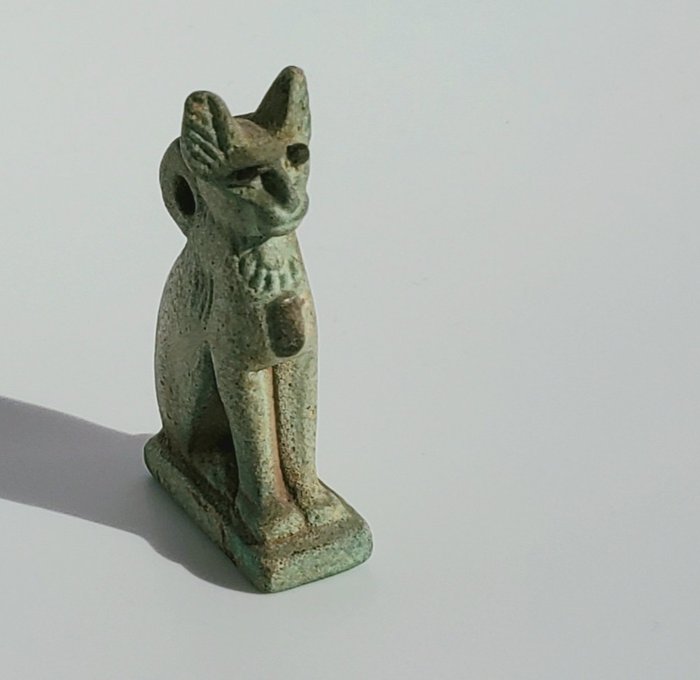 Het oude Egypte, Grieks-Romeinse periode Faience amulet van een kat.  (  mooi gedetailleerd  ) – (3.6×1×2.2 cm)