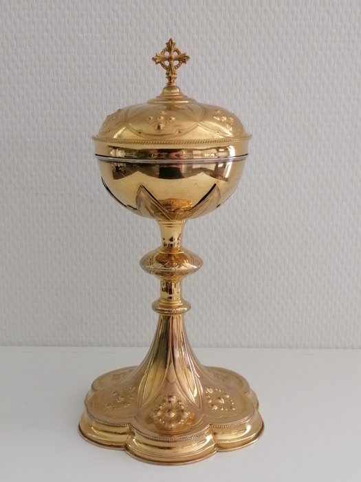Vergulde Franse Neo Gotische Miskelk/Ciborie op zes-lobbige voet met zilveren cuppa. – Brons (verguld), Zilver – Eind 19e eeuw