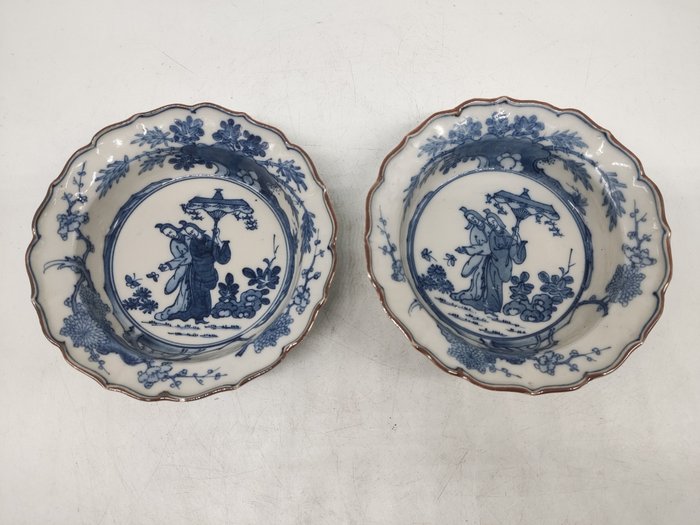 Coupe (2) - Arita - Porcelaine - Femme, Fleurs - Japon - XVIIème - XVIIIème siècle