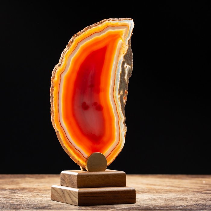 Red Passion Flame - Extrem seltener natürlicher roter Achat - Sockel aus Holz und Messing - Höhe: 240 mm - Breite: 120 mm- 459 g