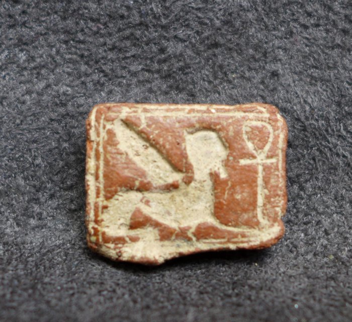 Oude Egypte, Nieuwe rijk Faience inlegstukje met een gevleugelde Sphinx – 1.1×1.5×0.5 cm – (1)