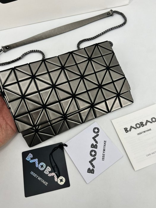 PLATINUM COFFRET CROSSBODY BAG, The official ISSEY MIYAKE ONLINE STORE