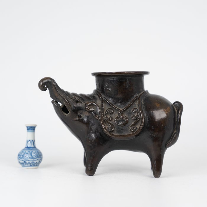 香炉 - 黄铜色 - Large standing Elephant with curly tail -Bronze Censer - 中国 - Ming Dynasty (1368-1644)
