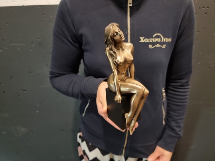 Signora sul piedistallo - Statua in bronzo freddo - Resina/Poliestere