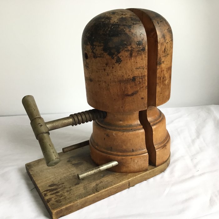 Hutform oder Hutspanner - Eisen (Gusseisen/ Schmiedeeisen), Holz - Catawiki