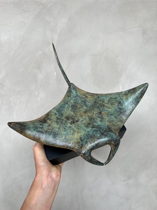 Sculpture, NO RESERVE PRICE - Sculpture of a Manta Ray on stand, made of Patinated colored bronze - home - 16 cm - Bronze