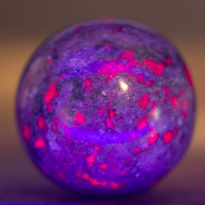 Esfera de cianita com rubis naturais - Rubi em Cianita - Altura: 52 mm - Largura: 52 mm- 261 g