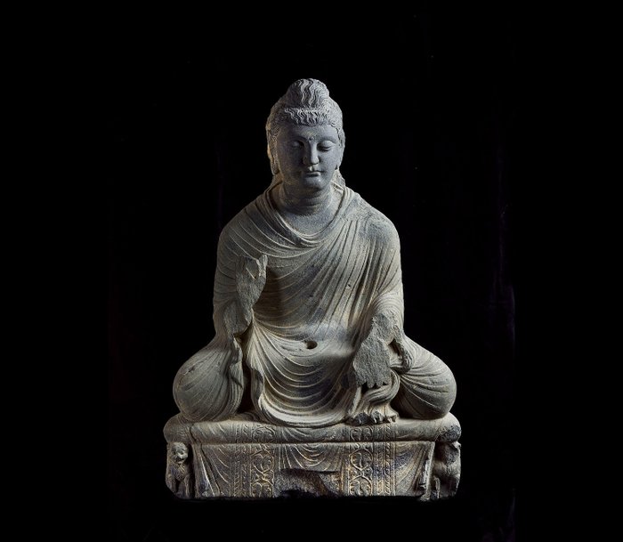 Gandhara Gran Buda de esquisto. 56 cms H. Licencia de Importación Española. Gran Buda. 56 cms H. Licencia de Importación Española.