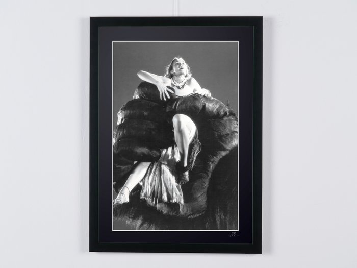 King Kong (1976) - Jessica Lange - Fine Art Photography - Luxury Wooden Framed 70X50 cm - Limited Edition Nr 01 of 30 - Serial ID 16785 - - Original Certificate (COA), Hologram Logo Editor and QR Code