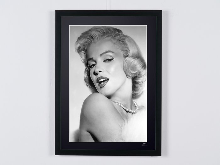 Marilyn Monroe - Hollywood Glamour - Fine Art Photography - Luxury Wooden Framed 70X50 cm - Limited Edition 01 of 20 - Serial ID 30232 - - Original Certificate (COA), Hologram Logo Editor and QR Code