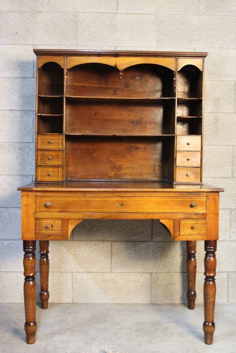 Schreibtisch, Ein Schreibtisch und Bücherregal aus Walnussholz aus der Region Piemont - Walnuss - 19. Jahrhundert