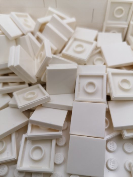 Lego - LEGO NEW 100X White Tile 2 x 2 with Groove