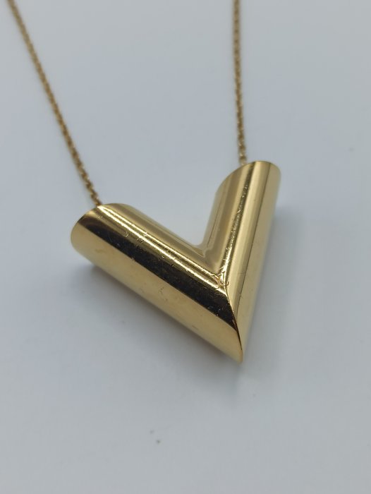 Louis Vuitton Essential V Necklace Reviewed