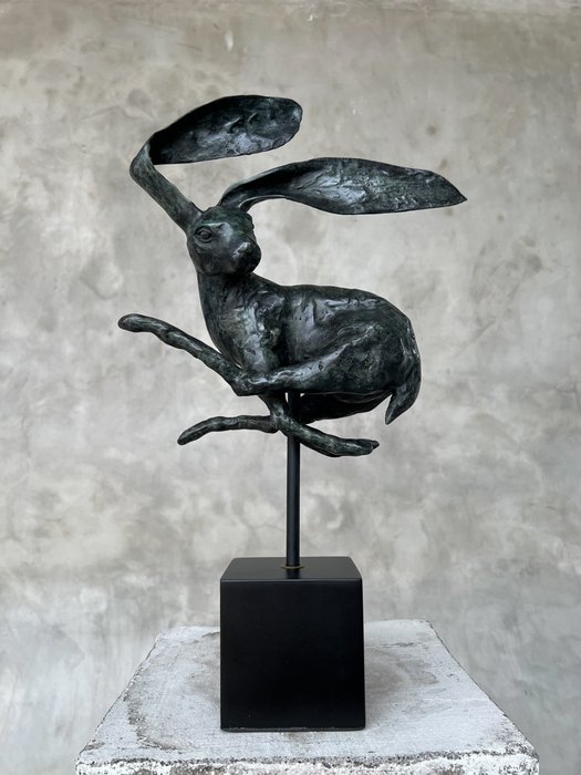 Veistos, NO RESERVE PRICE - Speckled bronze Rabbit on stand - Fantastic Dark Blue/Green Patina - 45 cm - Pronssi