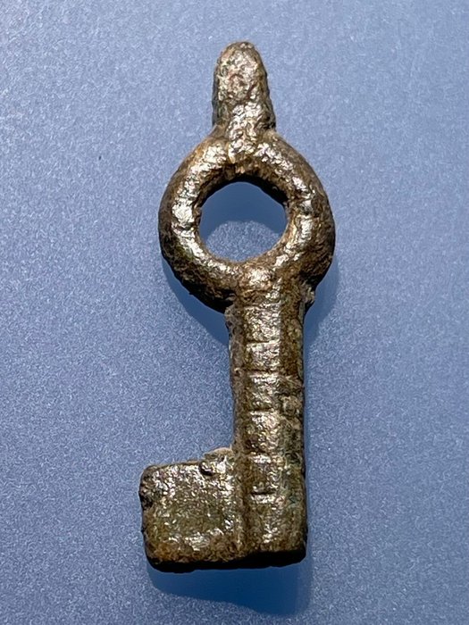 Roma antica Bronzo Tipo classico molto raro di una chiave-amuleto con una bella patina naturale verde chiaro-senza