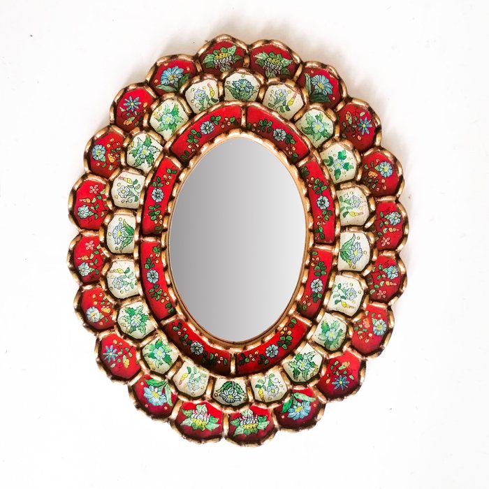 Veggspeil  - Tre, ovalt speil dekorert med malte krystaller på baksiden