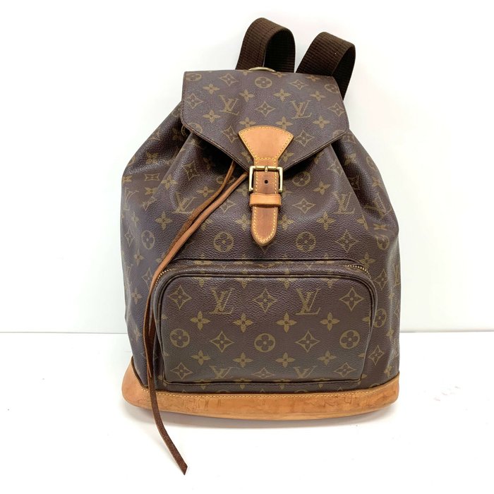 WHAT'S IN MY BAG - Louis Vuitton Backpack - Montsouris GM